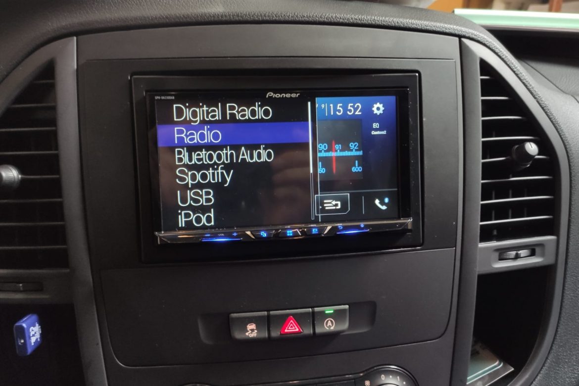 Instalación pantalla CarPlay y Android Auto en Mercedes Vito